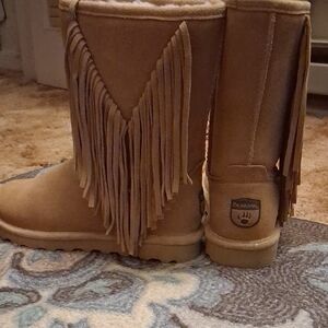 BearPaw Cherilyn Iced Coffee Fringed Boots. EUC